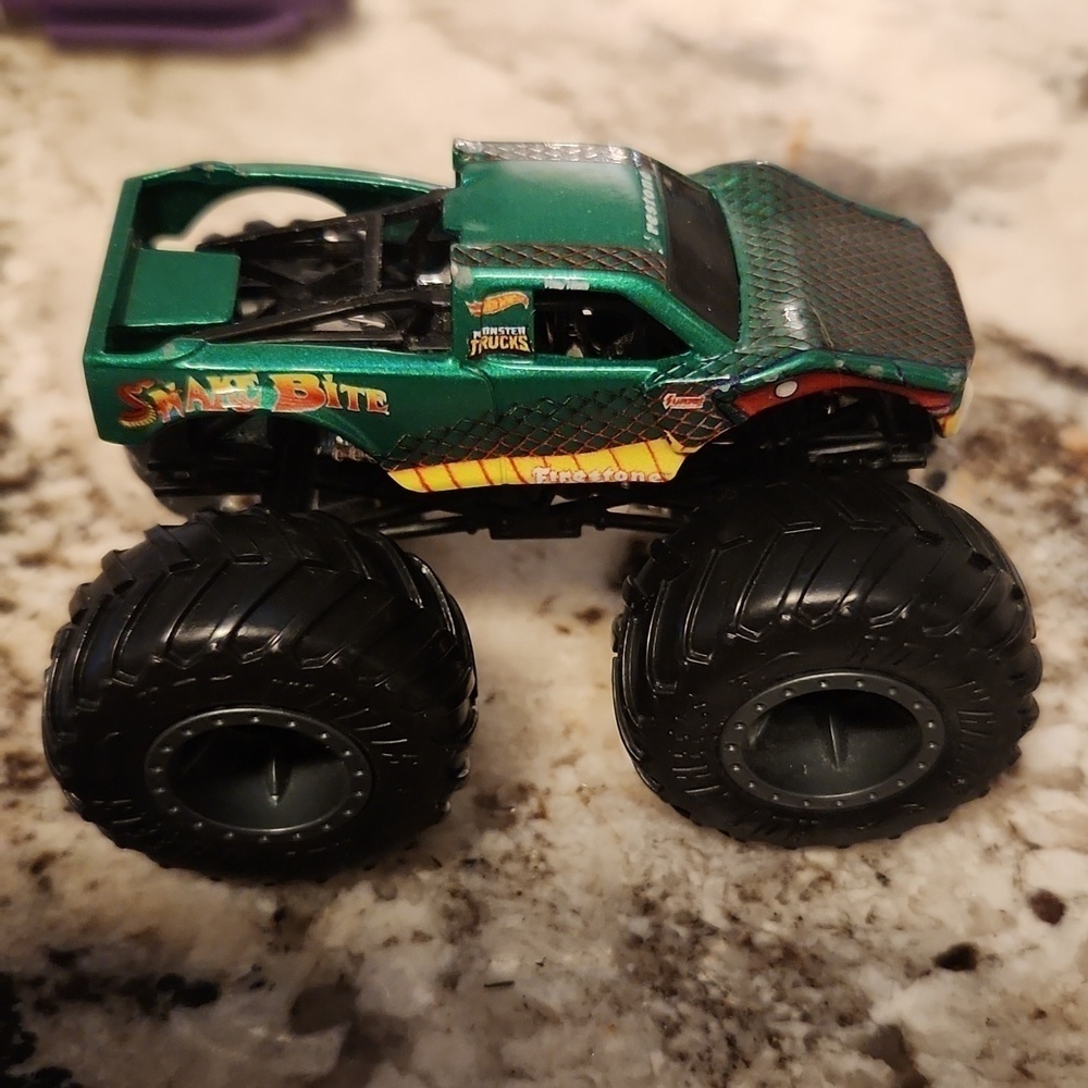 Hot Wheels Monster Trucks Fan Favorites Snake Bite 1:64 scale